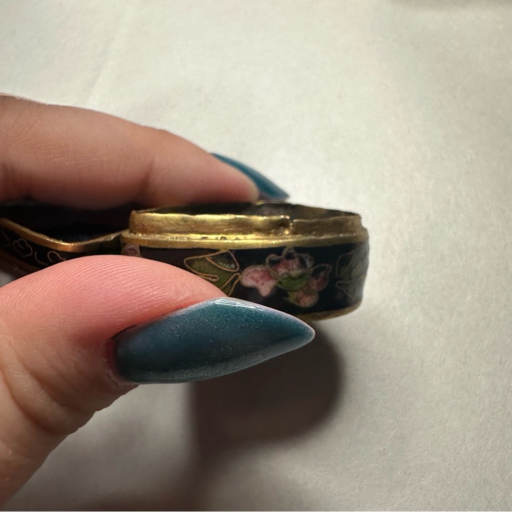VINTAGE HEART SHAPED Cloisonne & Needlepoint (petit point) trinket box - Picture 4 of 6